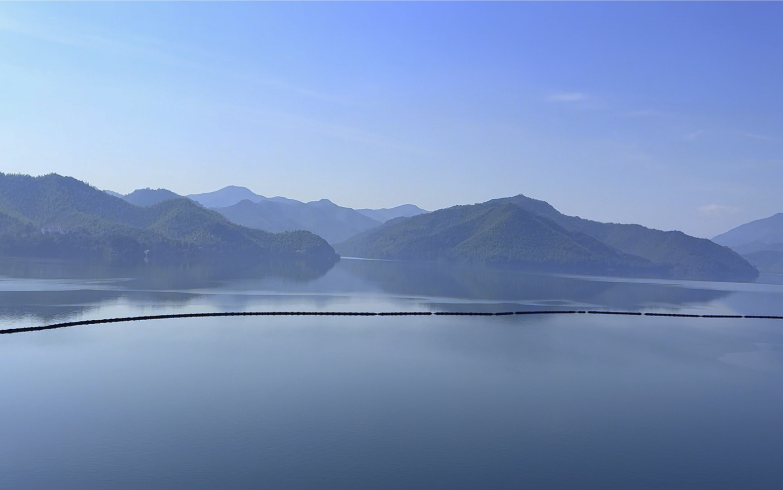 《秀丽的对河口水库》:位于浙江德清的莫干山南麓.总库容1.