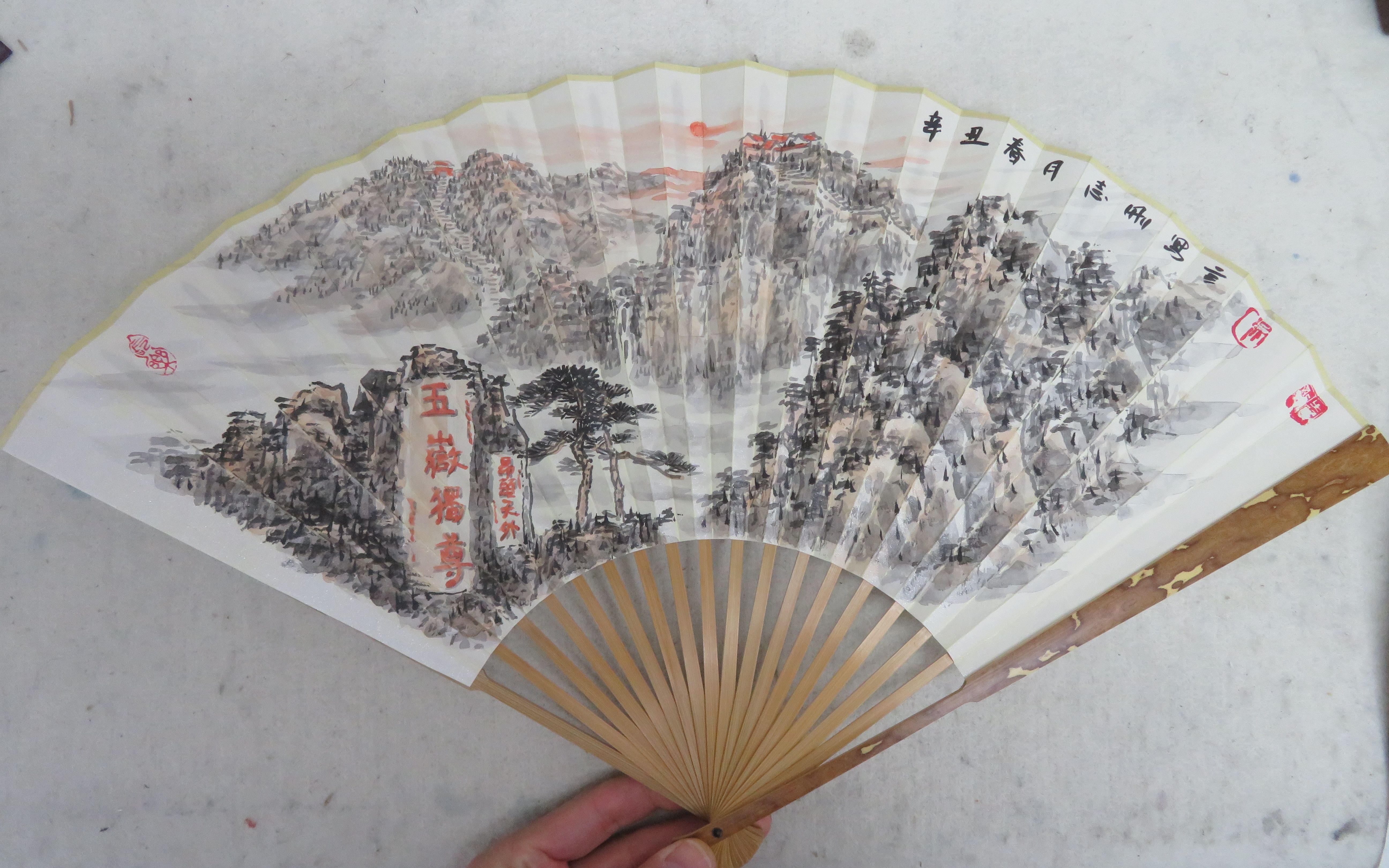 画家吴志刚给朋友画山水画扇面,过程演示