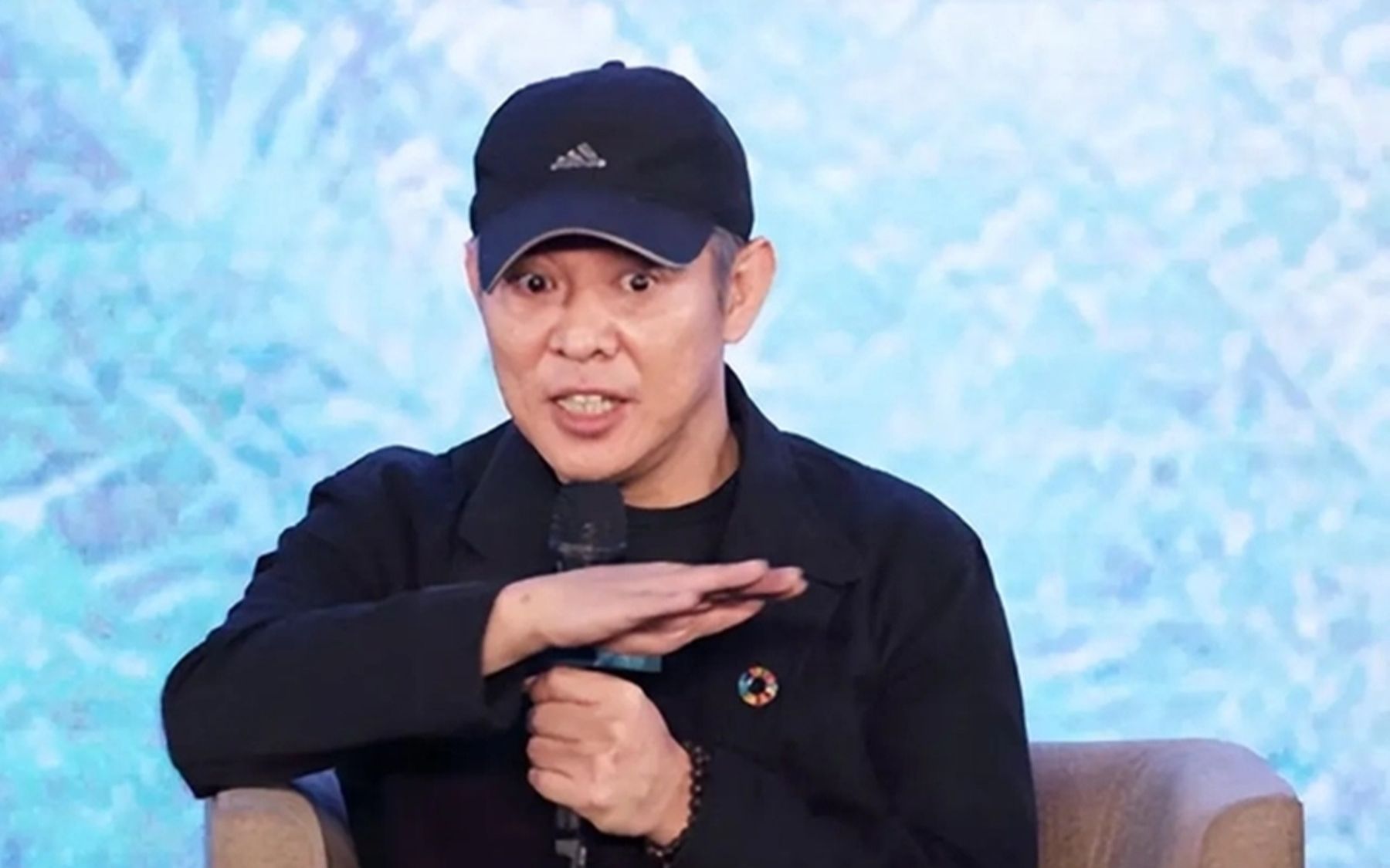 日本记者问李连杰:南京30万人你们数了?李连杰一句话霸气回怼