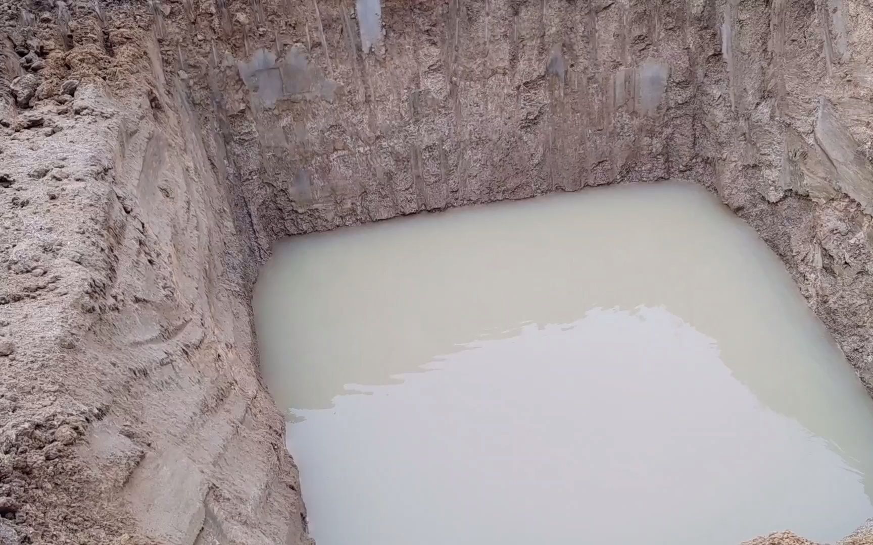 趁挖掘机还在多挖几个小水坑储水和灌溉