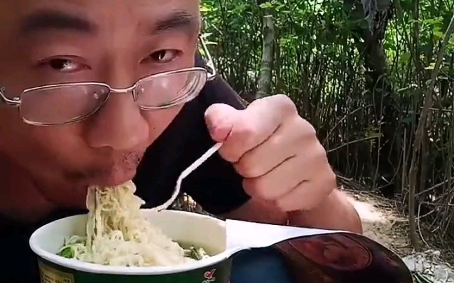 孙校长爷爷给孙校长刷了个火箭吃个泡面套餐