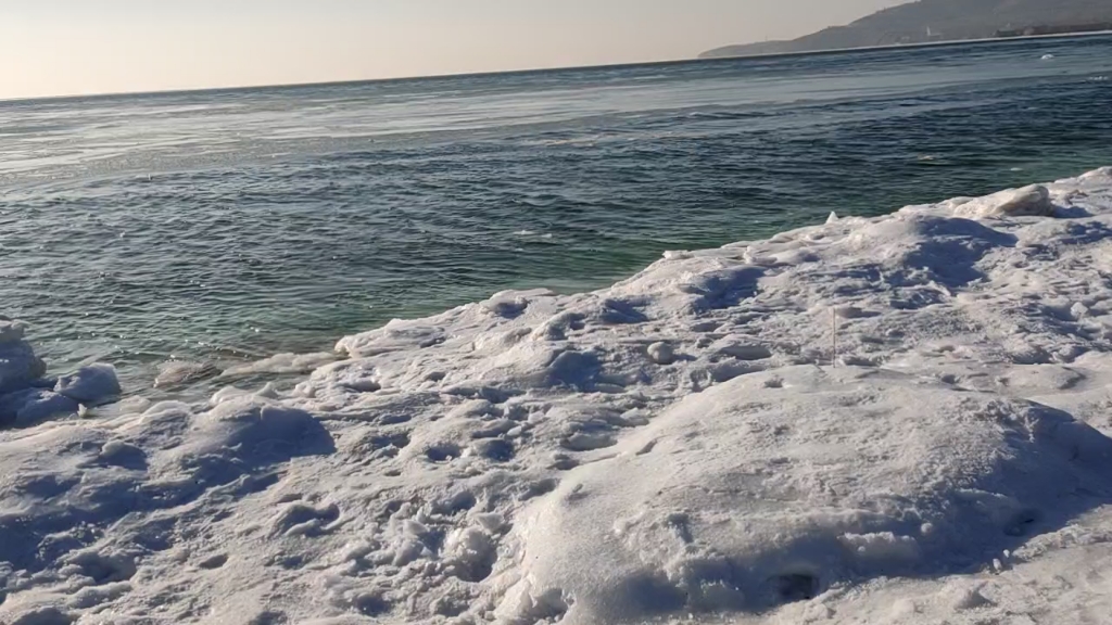 葫芦岛海边,今天风大冰化了