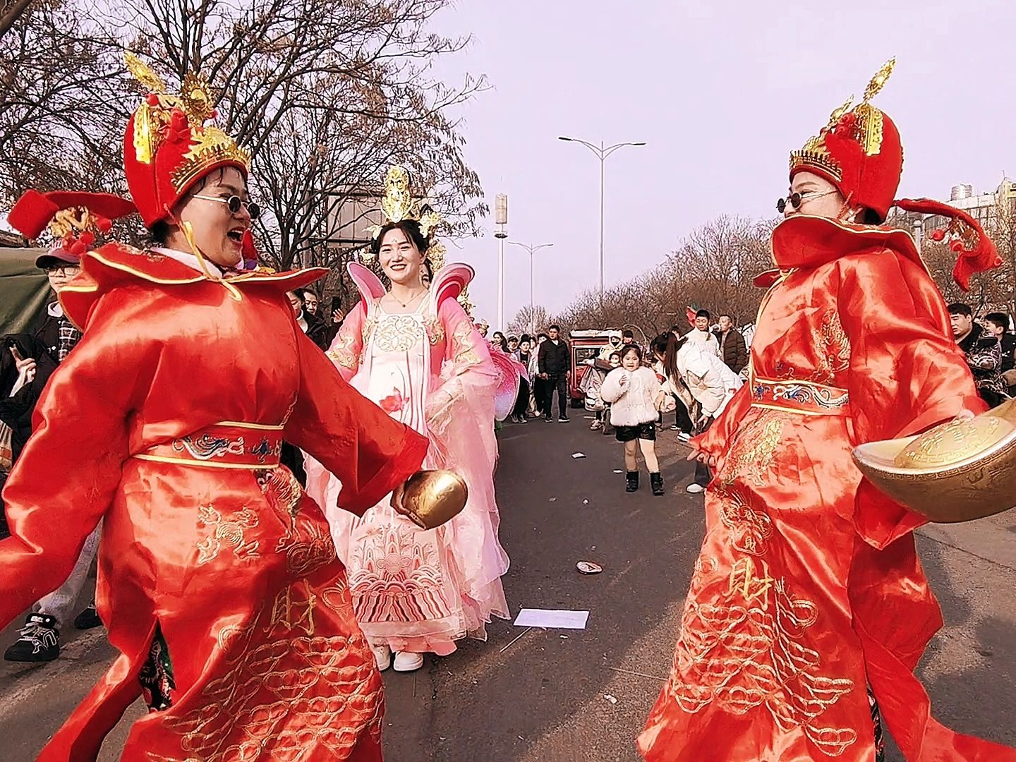 安阳桥庙会:偶遇洹园小仙女,个个貌美如花,领头女财神,好可爱