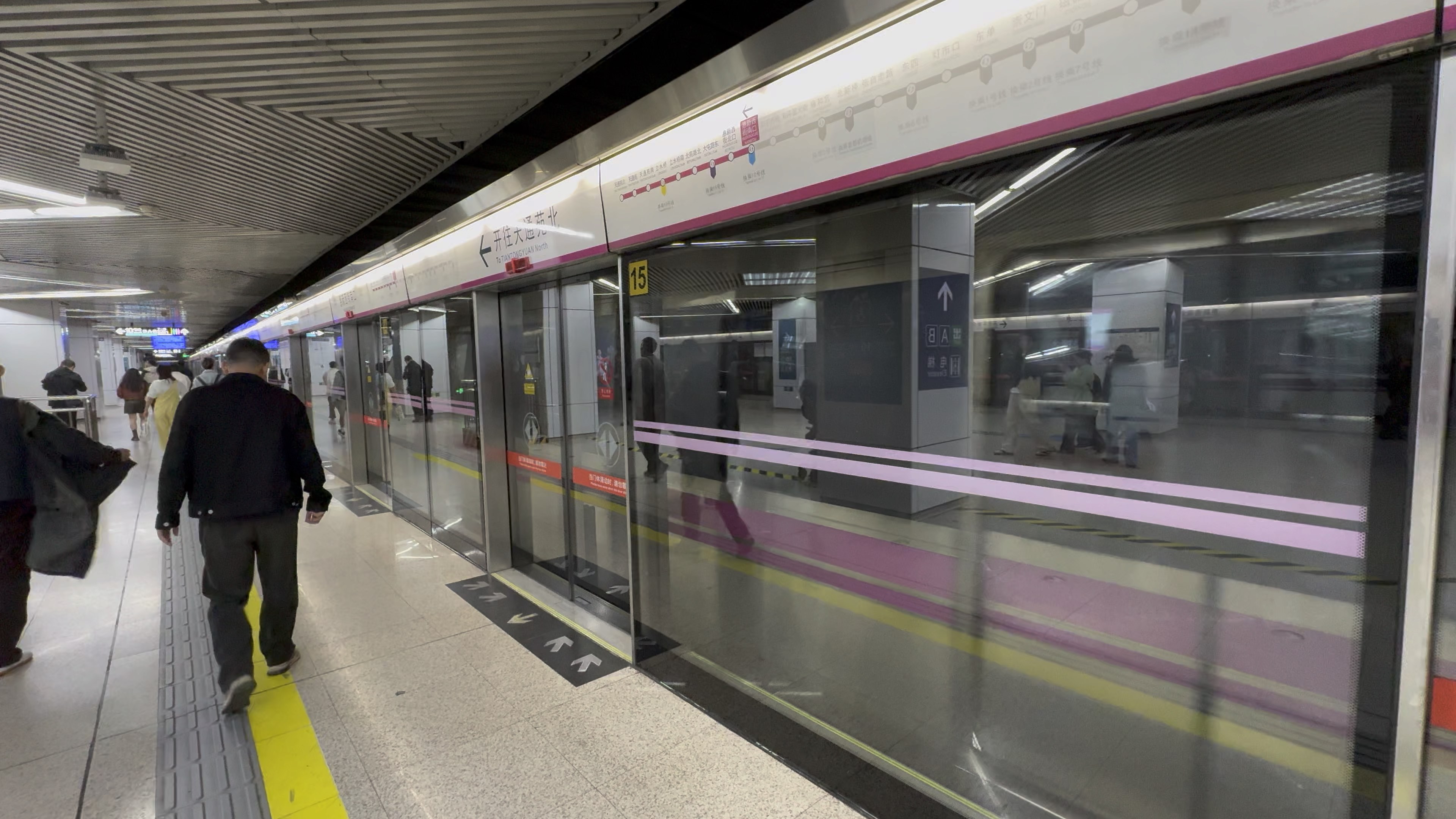 北京地铁5号线05057出惠新西街南口