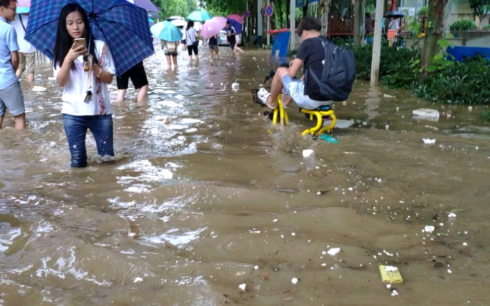 一夜暴雨,武汉光谷进入看海模式,看看上班的路上有多艰难?哔哩哔哩bilibili