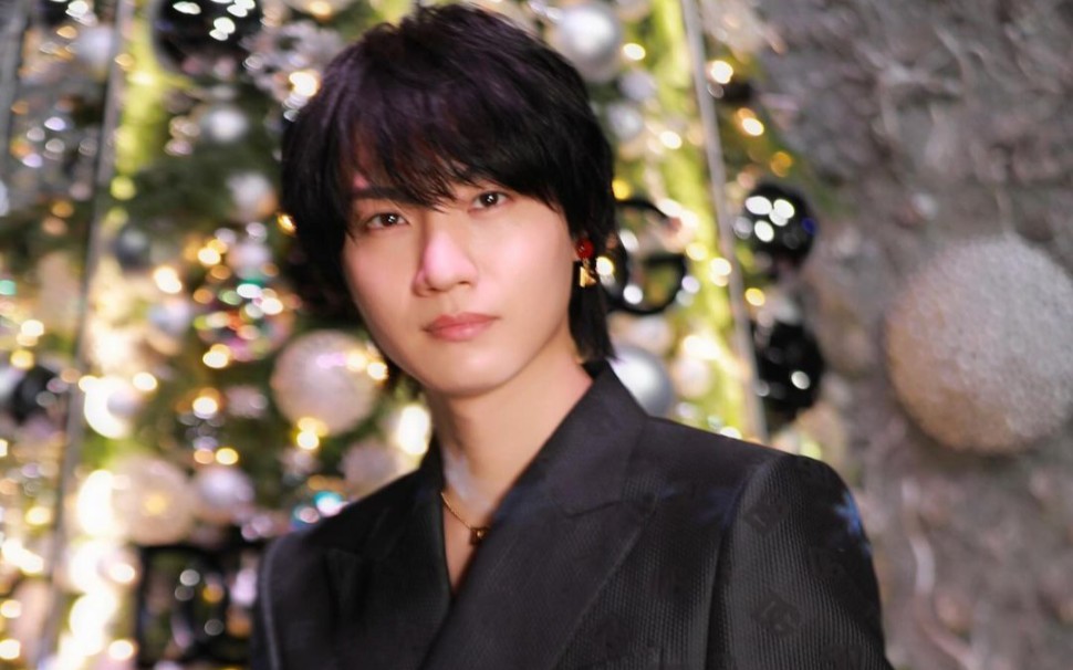 【樱田通】穿这套西装在灯光的照射下更帅了