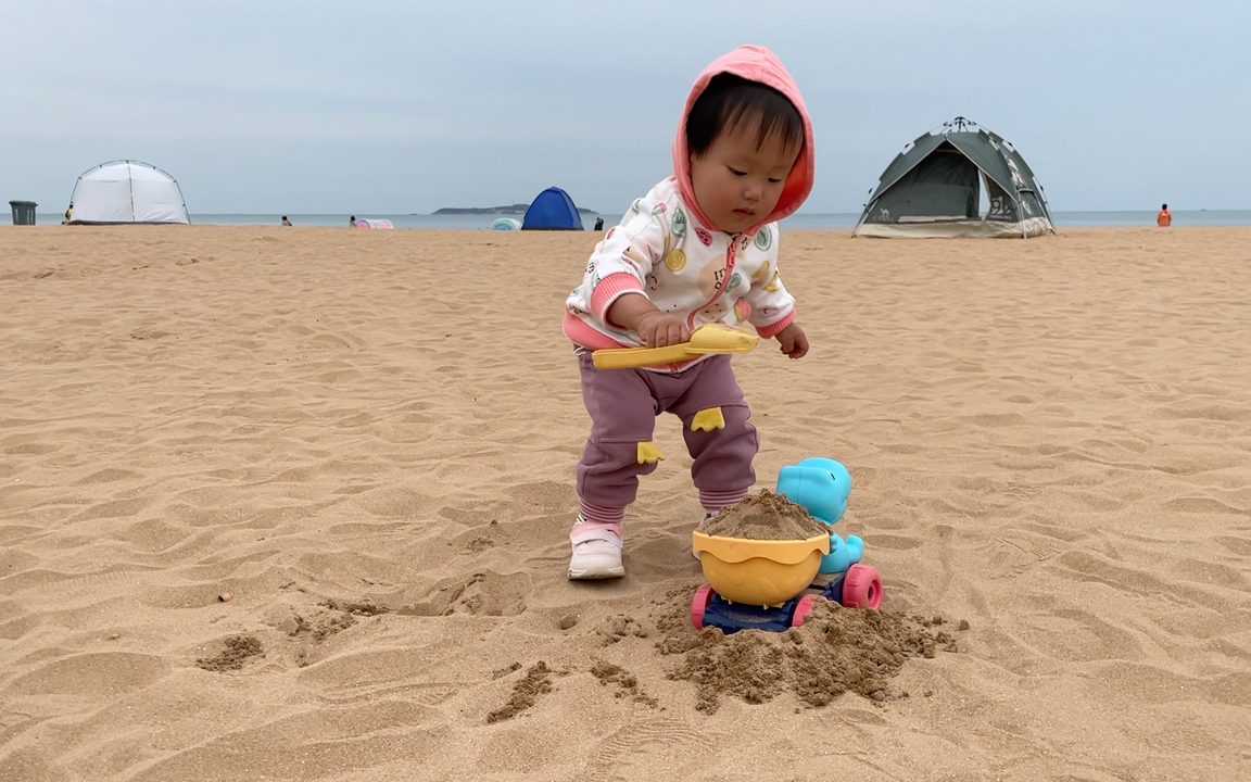 [图]海边挖沙沙的宝宝 青岛金沙滩