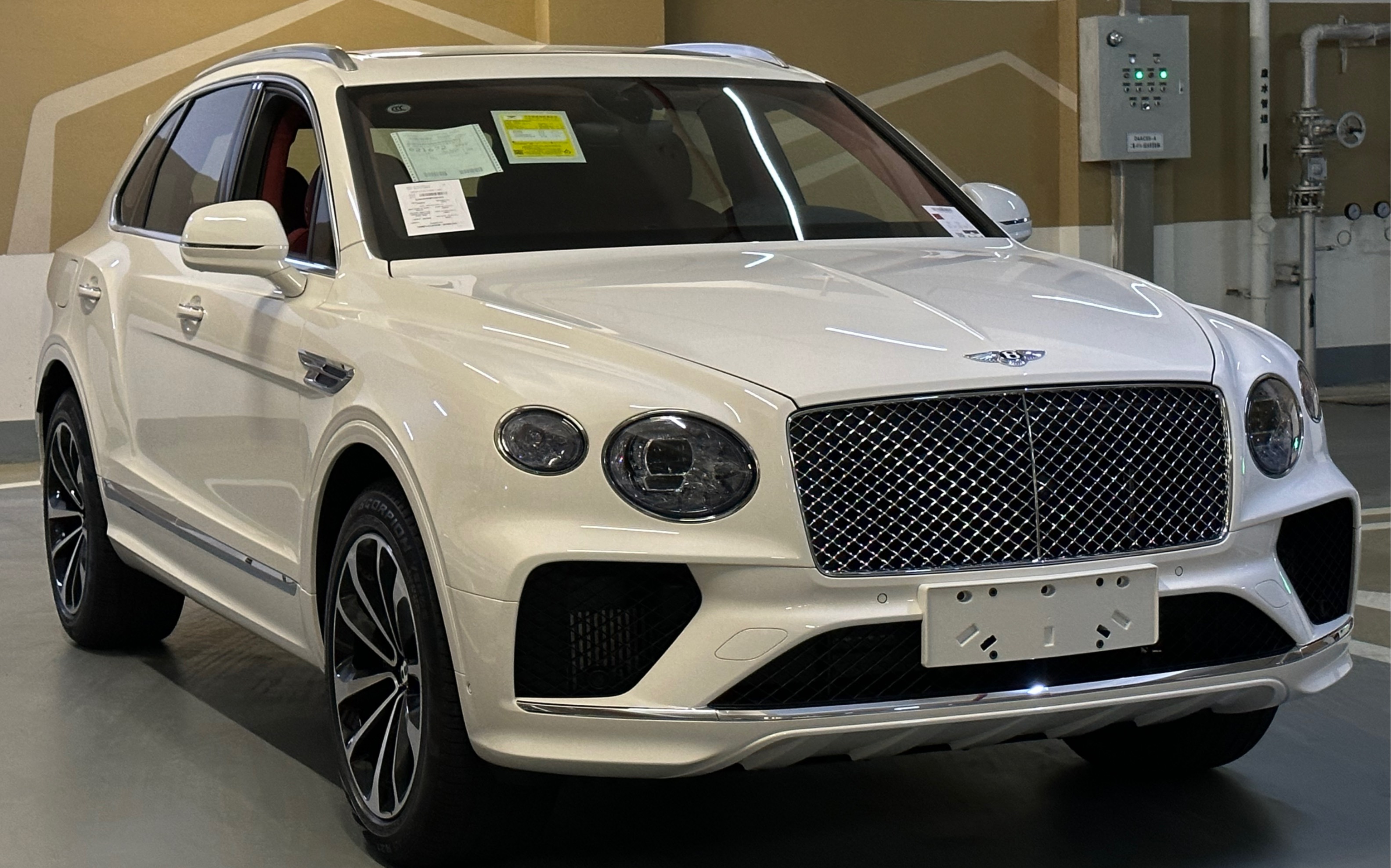 2023款宾利添越混动版-冰川白