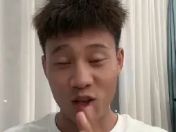 下载视频: 杰哥下播前很耐心细心讲解三个训练技巧，一，靠墙静蹲  二，提踵  三，小步跑锻炼肌肉记忆步频，专业讲解很有耐心跟跑友运动员讲，分享给更多人