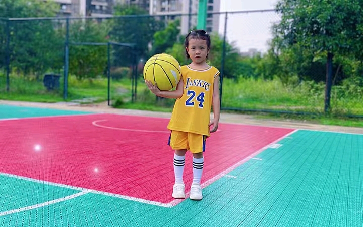 姐妹家宝宝打篮球的样子太帅了!姐姐努力好好生活加油!