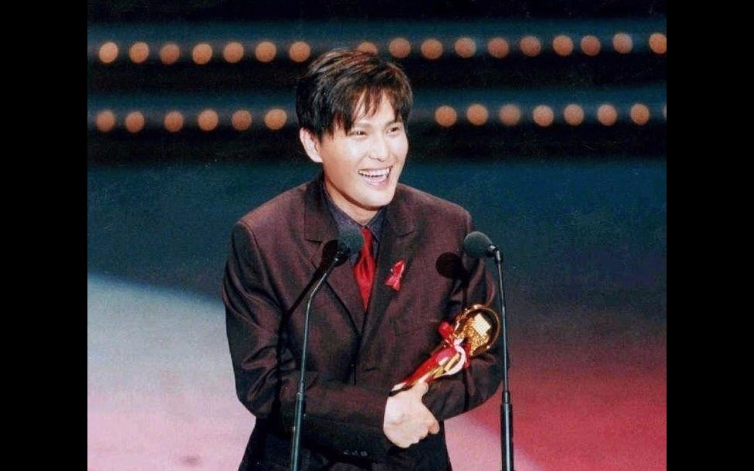 【张信哲】1996年台湾 新加坡金曲奖获奖和采访片段(高糊) 1997年台湾