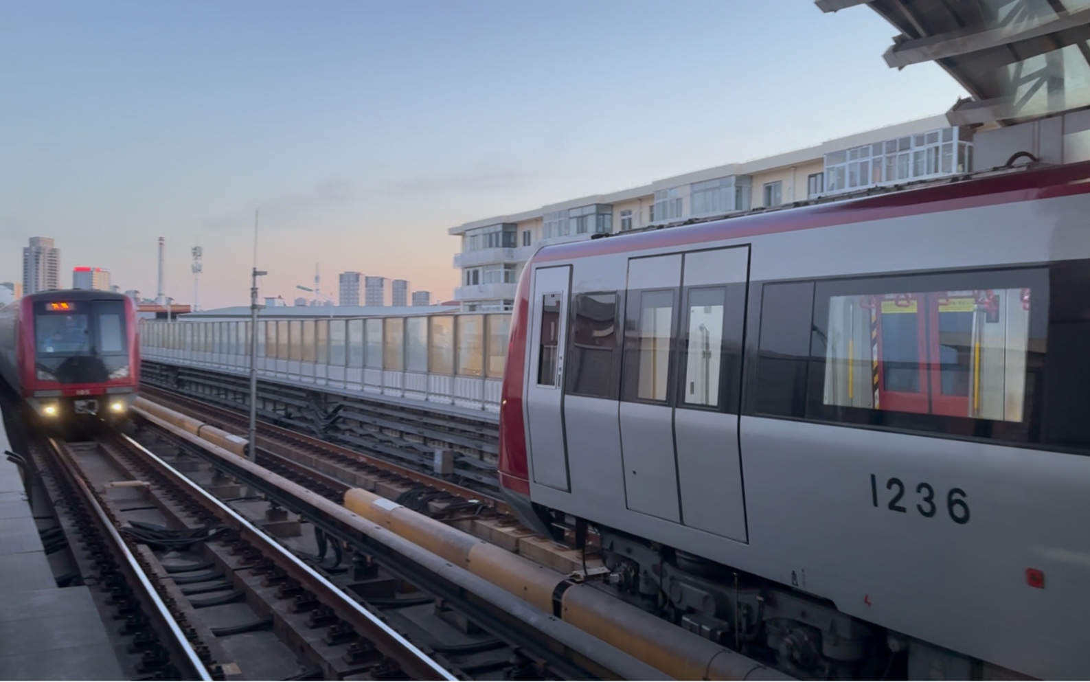 天津地铁1号线佳园里站,纵横与三菱交会