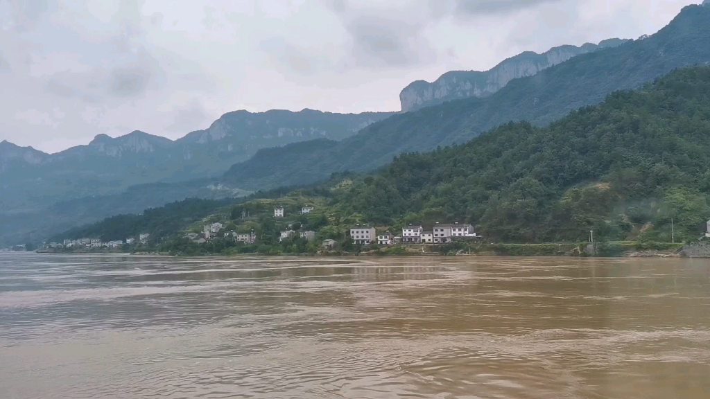 三峡大坝前毛公山