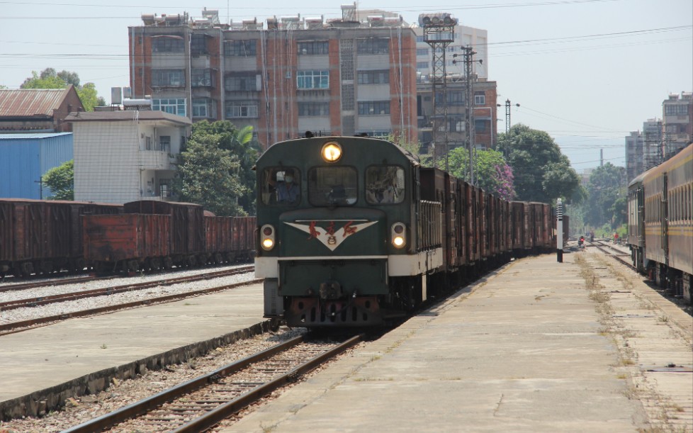 中国铁道昆河铁路米轨东方红21货列通过开远站