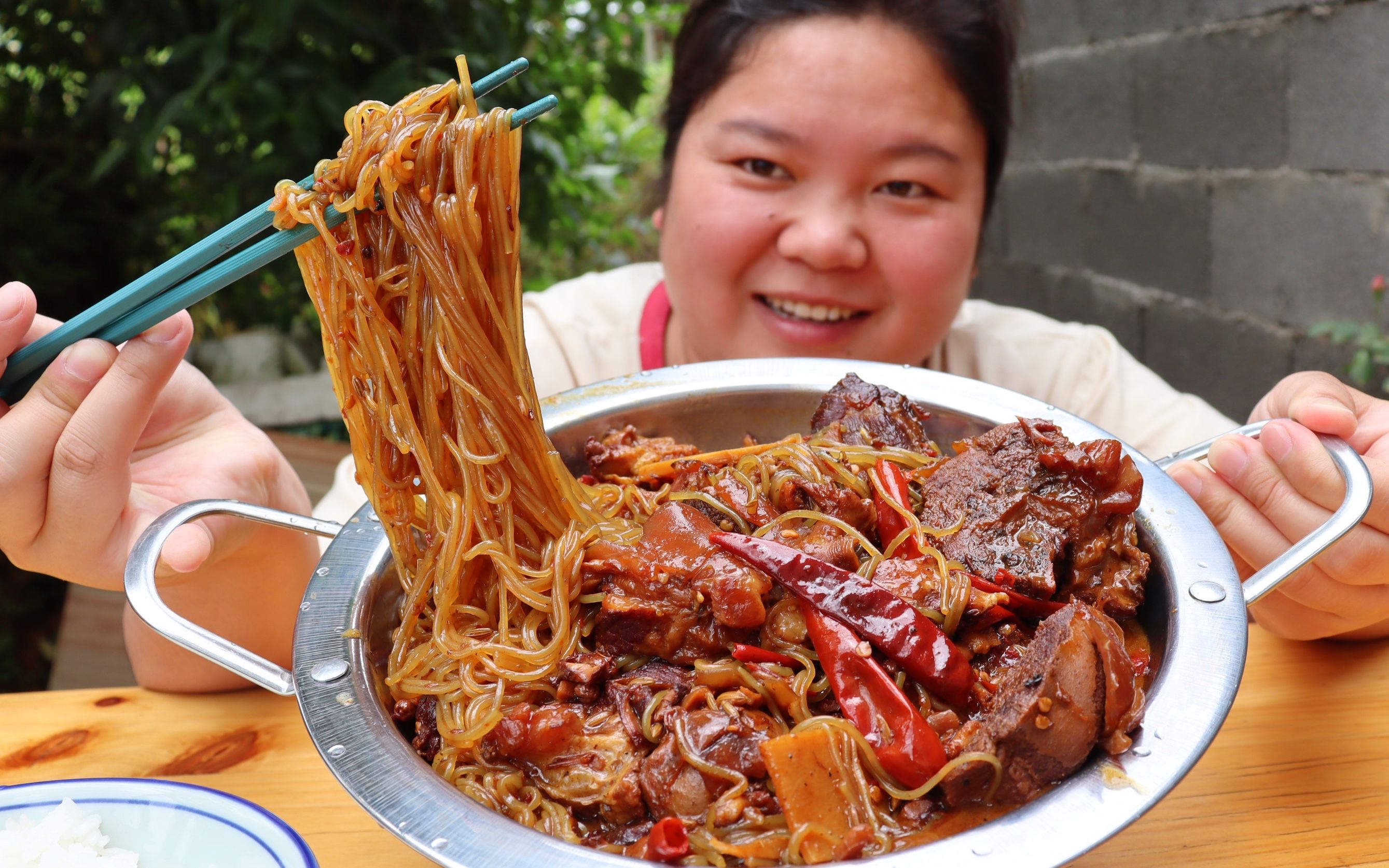 [图]红烧筒子骨配上红薯粉一起炖，粉条比肉都香，味道太好了