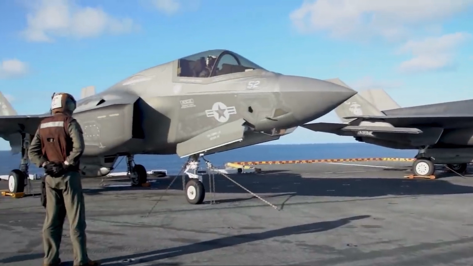 美国海军马金岛号两栖攻击舰在印度洋海域执行f35b联合攻击战斗机起降