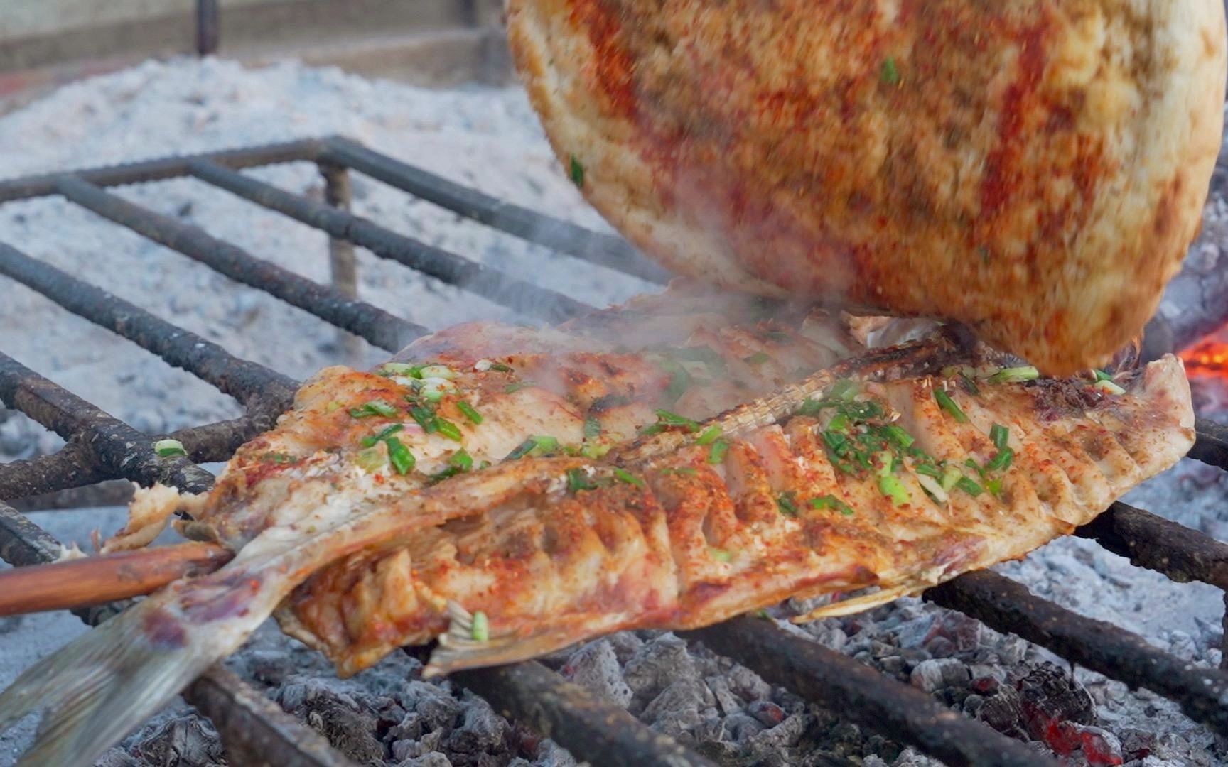 新疆路边摊罗布人古法果木烤鱼,70元/条还送馕,想吃哪条选哪条