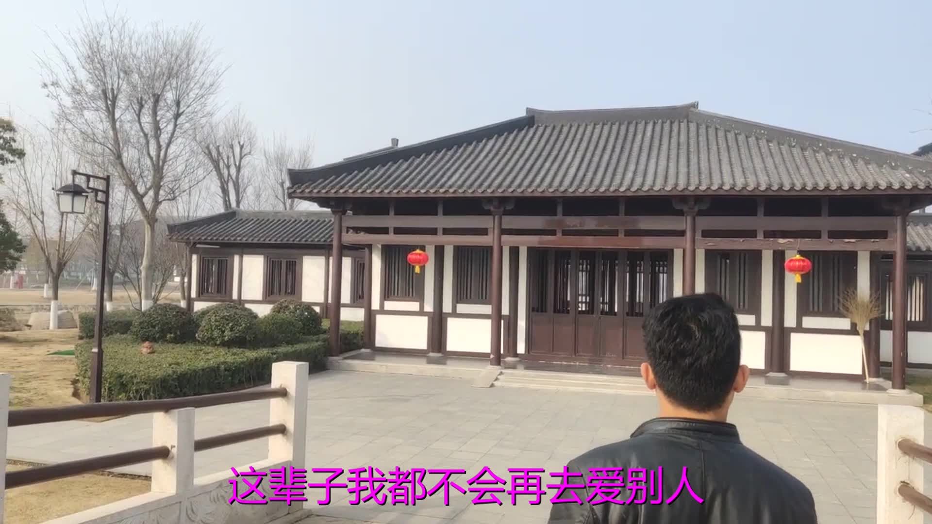 [图]经典歌声，一首《世界上最伤心的人》歌声清澈明亮，优美的歌声