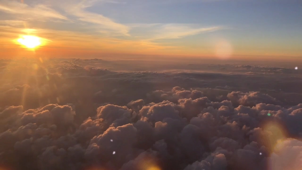 [图]云层上橙色的夕阳，云层风景，治愈风景