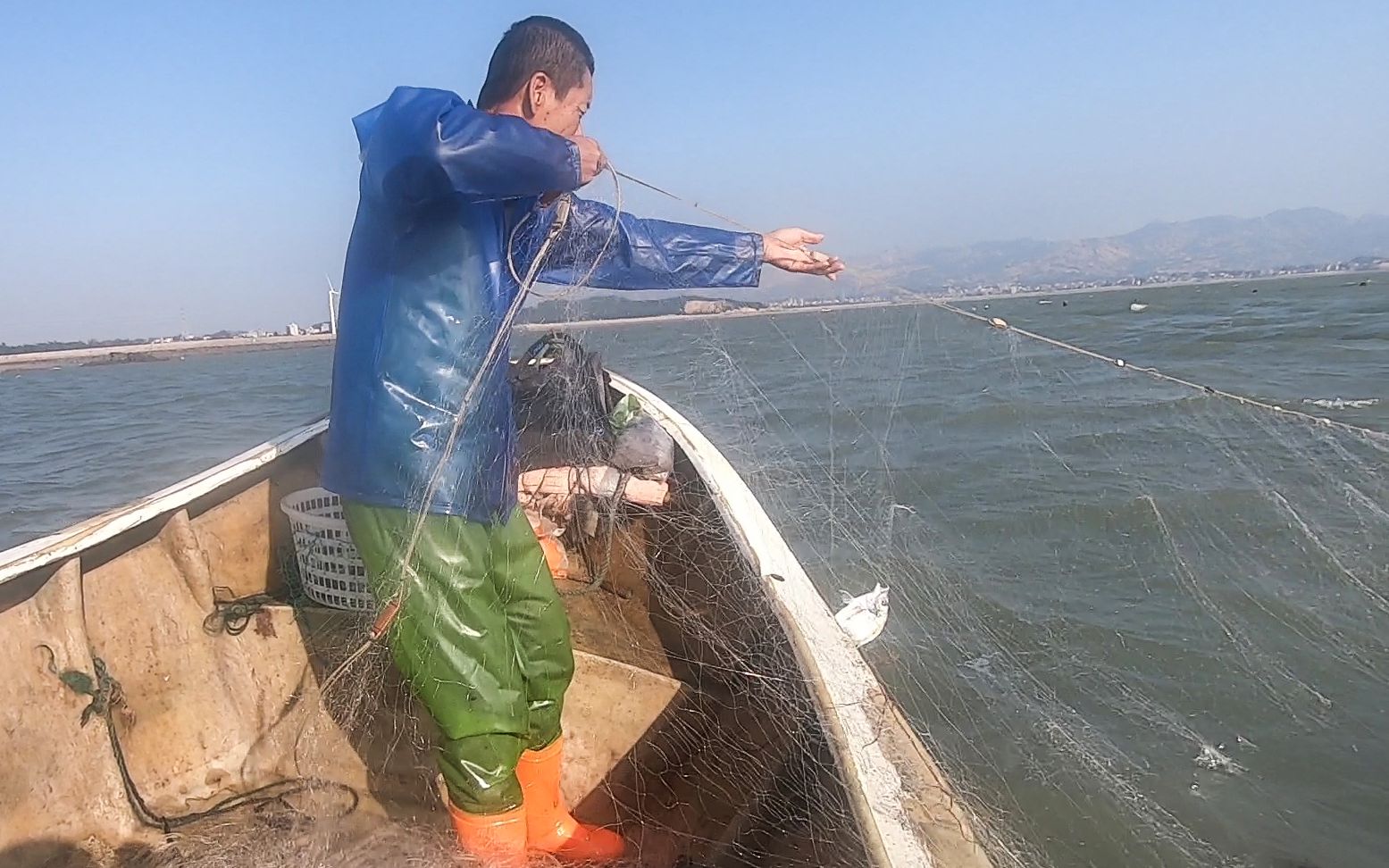 九叔冒大风出海捕鱼,海里的大货接连上网,其中不缺一些值钱海货