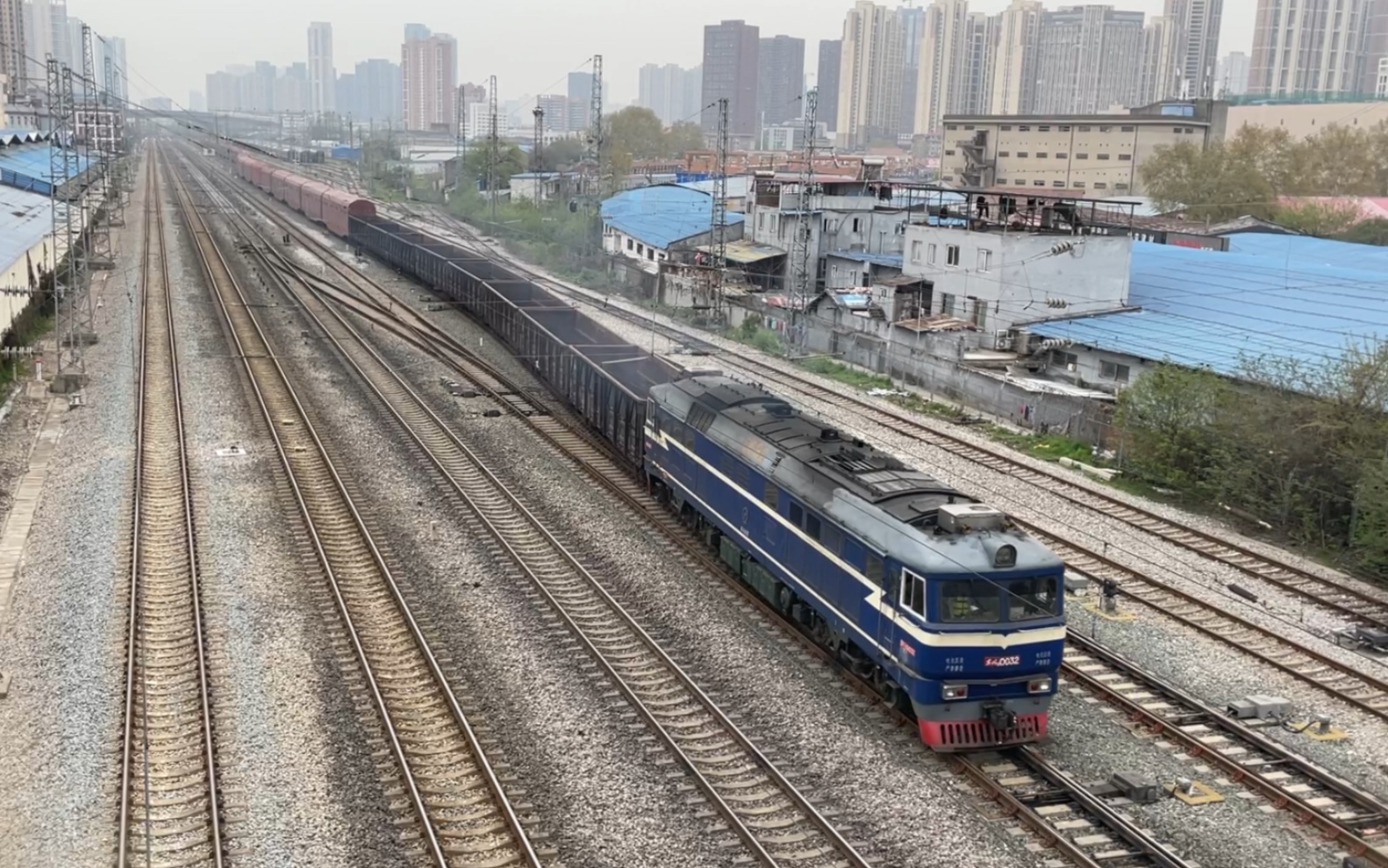 武局南段df80032牵引8辆敞车26辆jsq6型凹底双层运输汽车专用车编组的