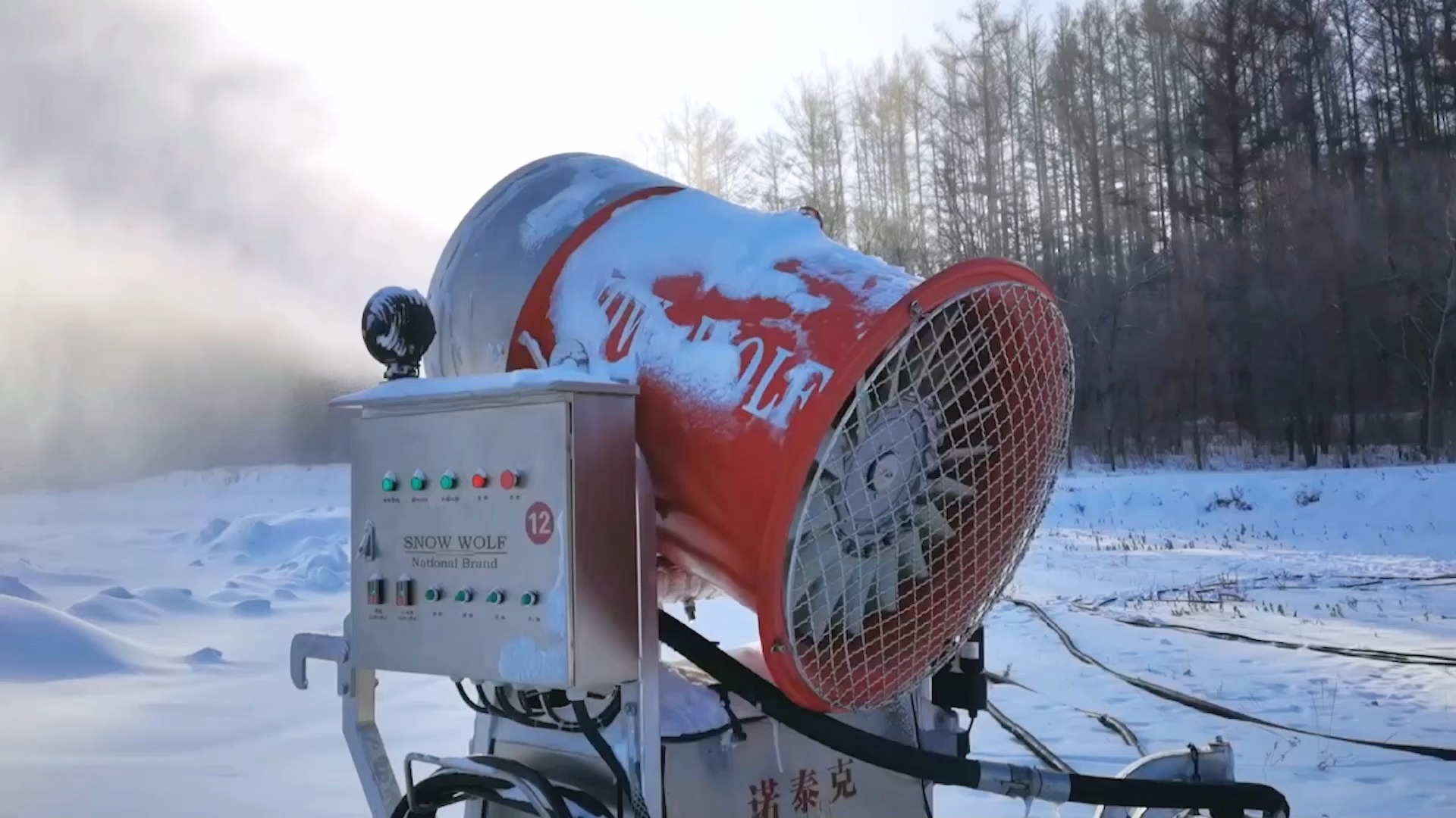 建设滑雪场需要选择到合适的造雪机才能事半功倍