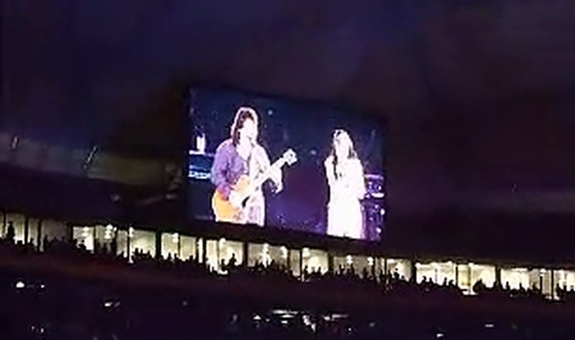 北京鸟巢滚石30周年 — 伍佰&莫文蔚《他不爱我》(无