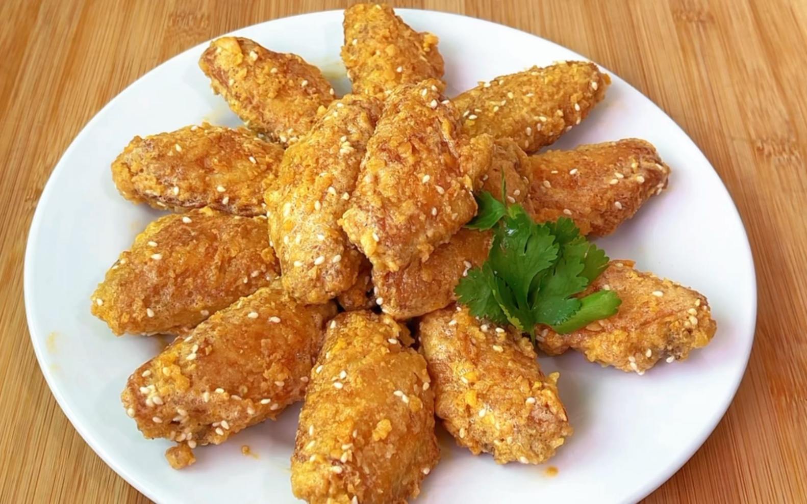 咸蛋黄焗鸡翅,外脆里嫩又有蛋黄的香味和沙沙的口感,好吃到舔手指