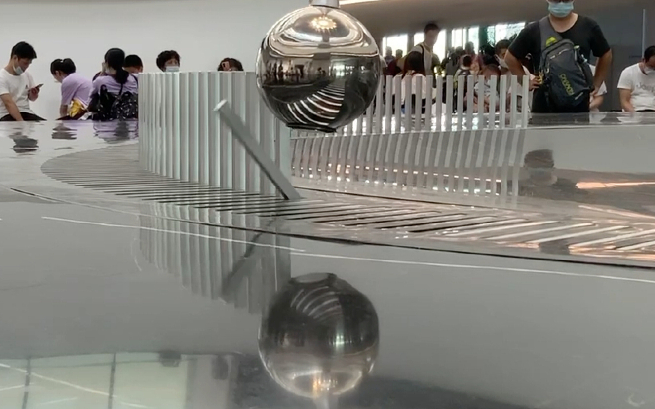 上海天文馆的傅科摆撞倒骨牌的瞬间