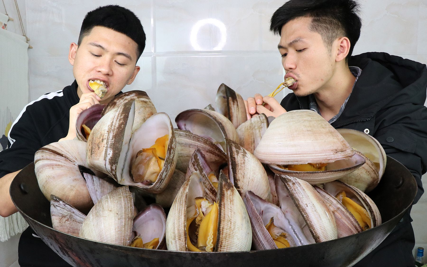 拳头大的马蹄螺一次煮35个满满一大锅广西仔真会吃