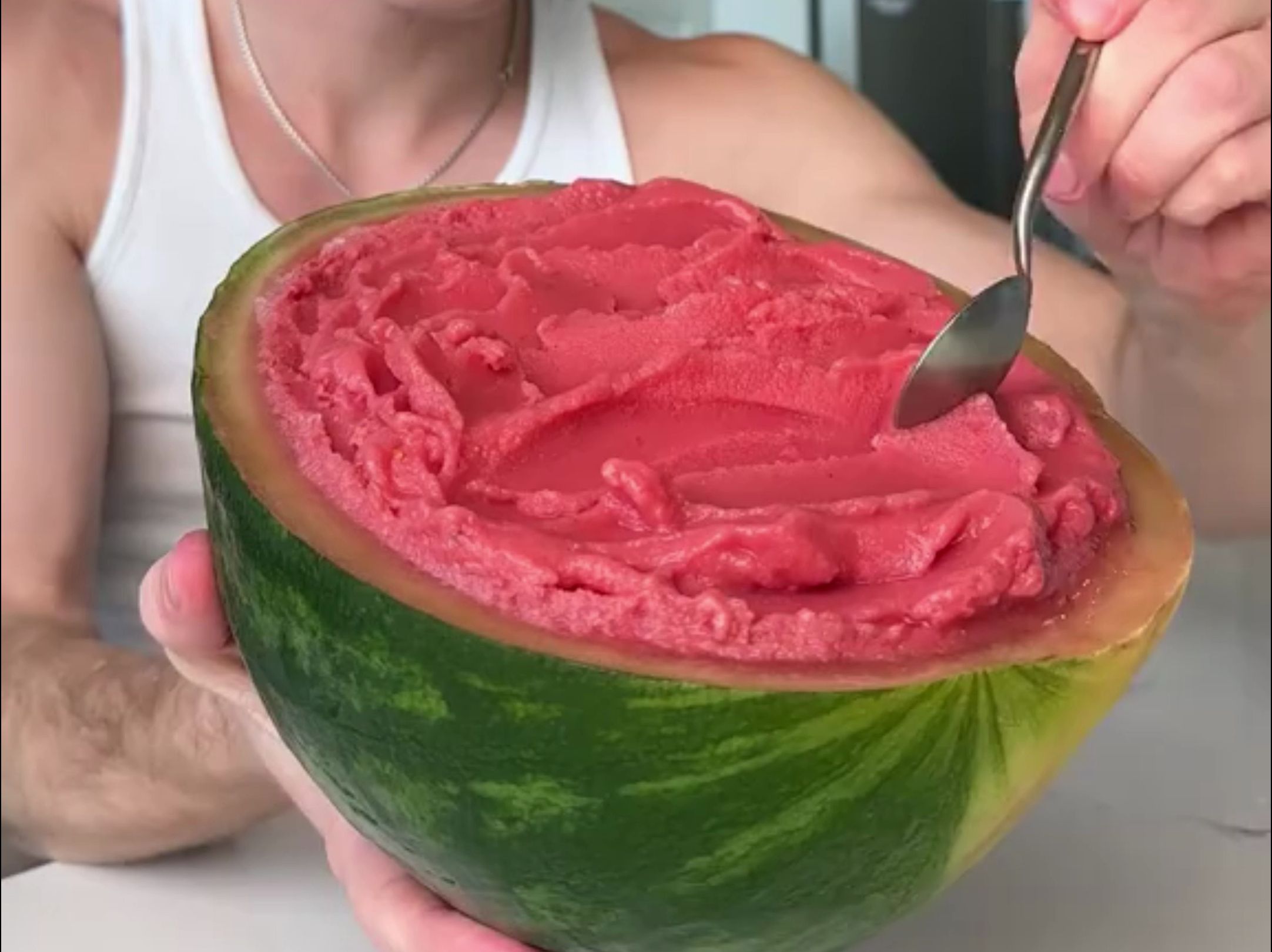 夏天来了,外国人怎么吃西瓜,感觉有点过分