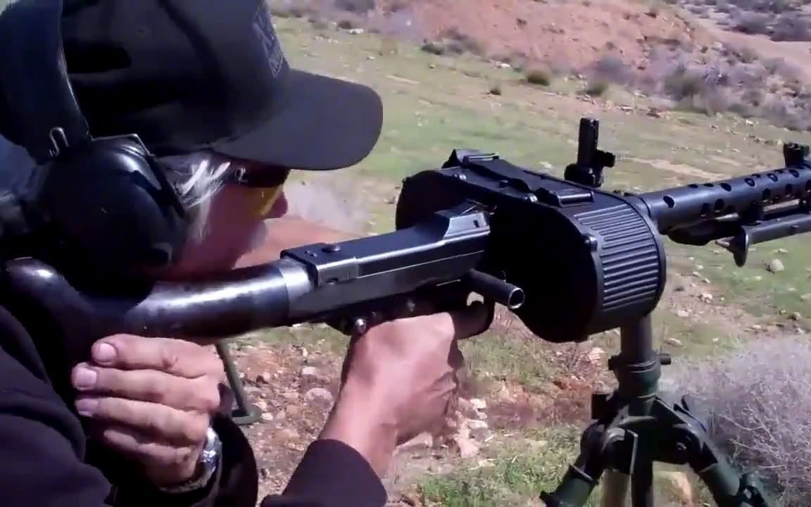mg34通用机枪配备双弹鼓射击实测,这加弹速度也太慢了!