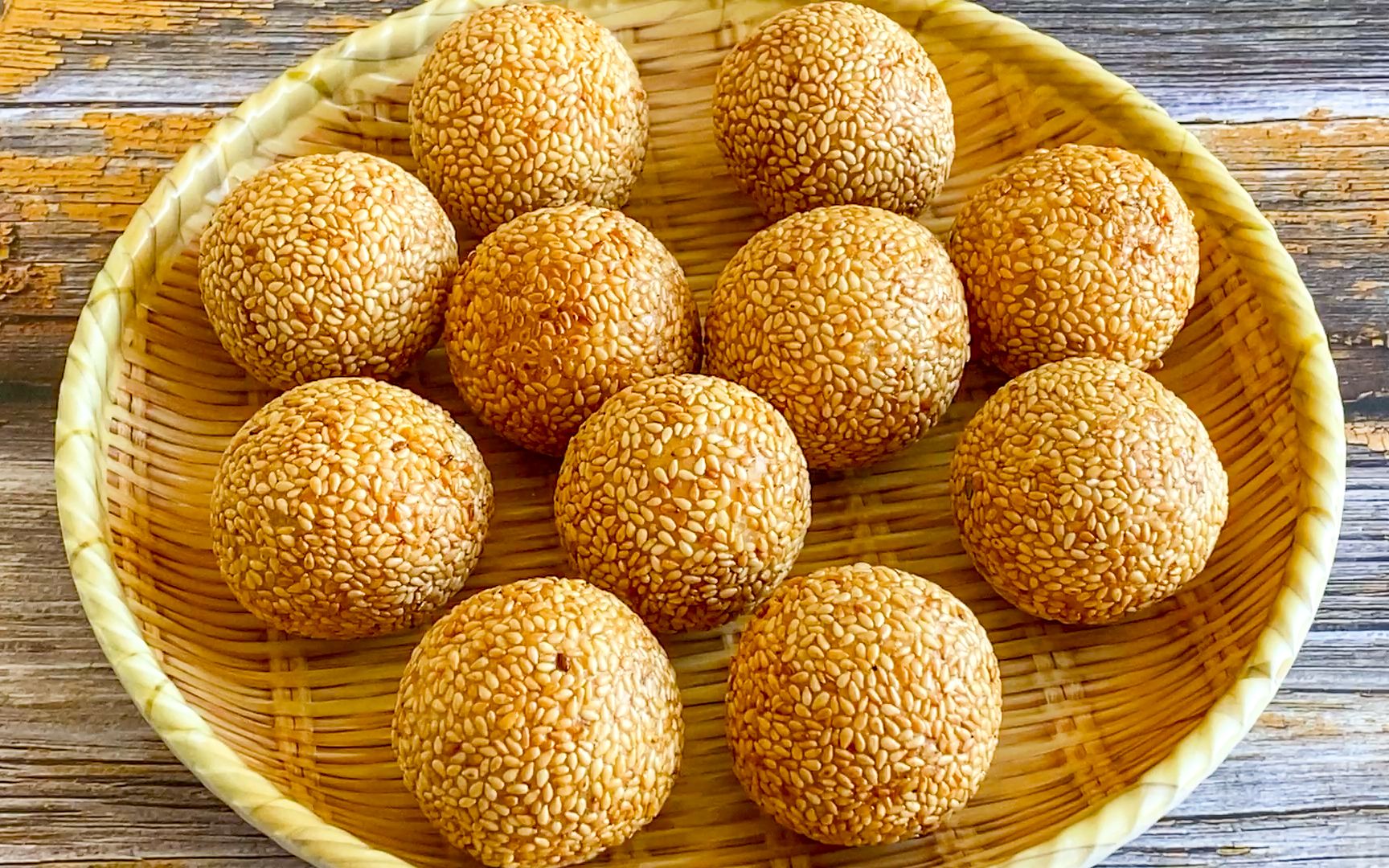 炸麻团做法掌握一个和面小技巧不开裂不回缩咬一口酥酥甜甜三丰炸麻团