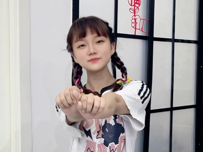 全靠自学的舞步,在房间里慢慢有了模样-程程同学329-程程同学329-哔哩哔哩视频