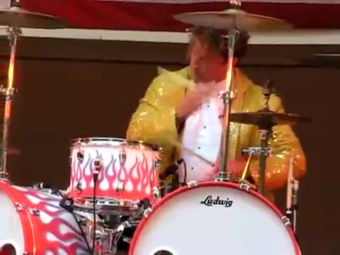 [图]這個鼓手來錯了地方 this drummer is at the wrong gig