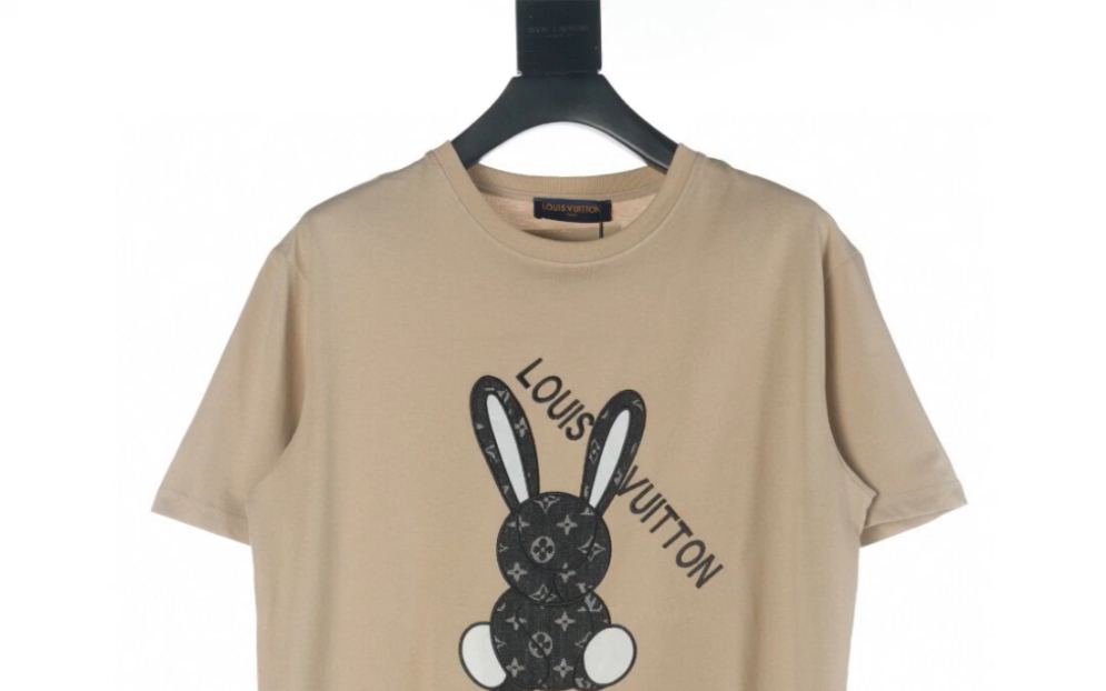 介绍一下高仿louis vuitton/路易威登lv 老花兔子贴布刺绣短袖t恤
