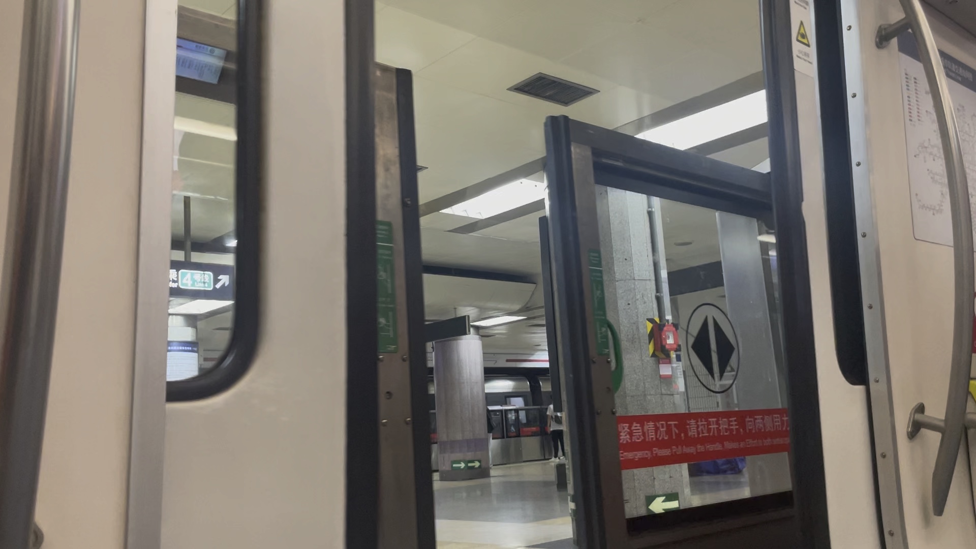 【北京地铁】【暴力摔门】谁敢冲这个门谁是人才