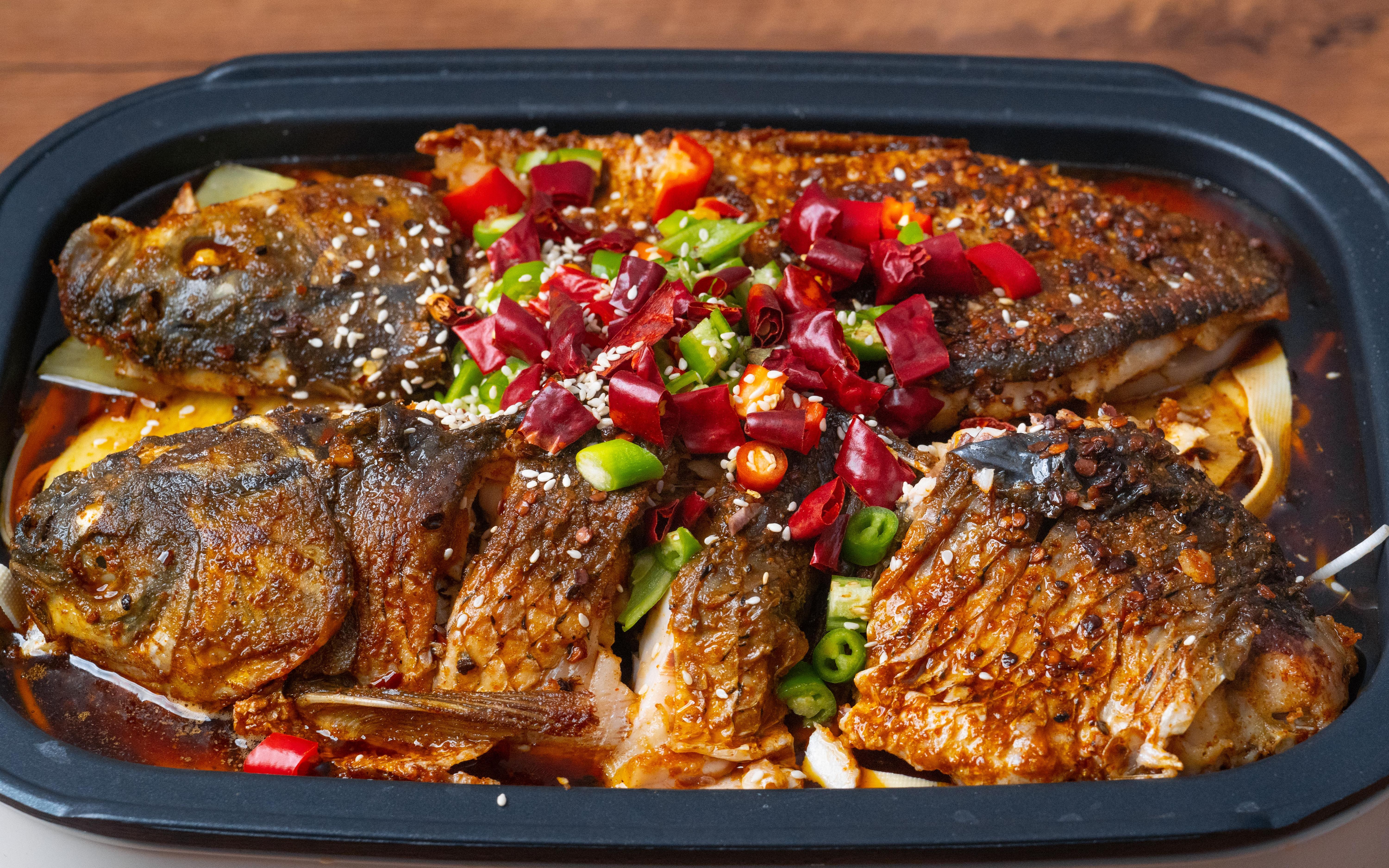 在家做路边摊烤鱼,超多配菜香到喊救命,吃完扶墙走~-床边索索索索菲