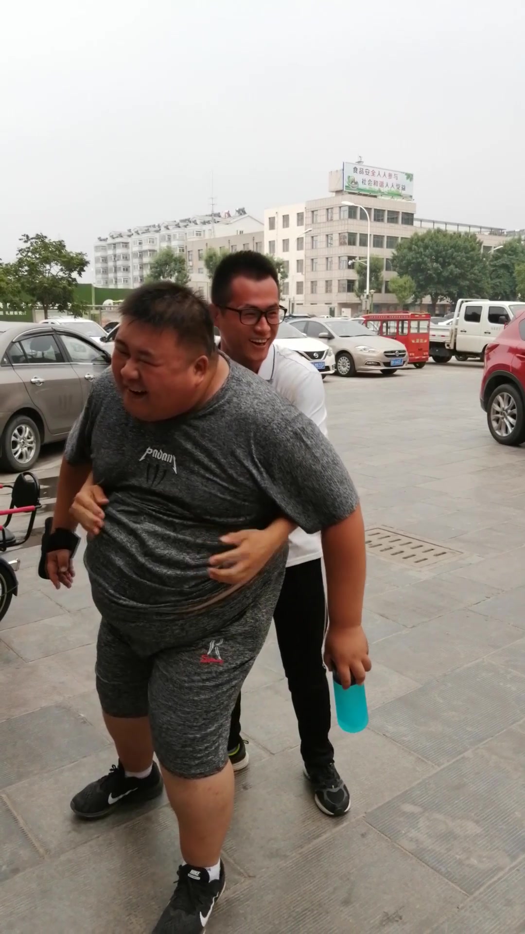 泰山压顶面不改色,能让300多斤的吉康同学离地,厉害了老王