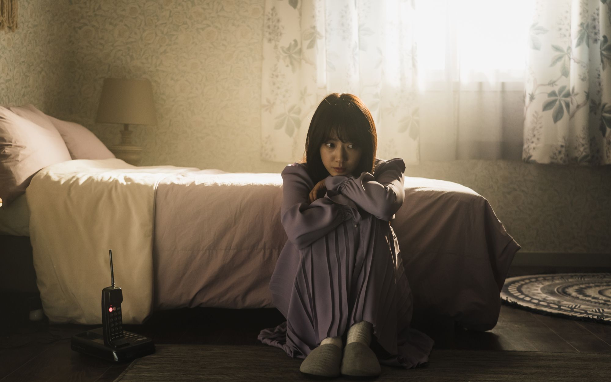 电话韩国最新烧脑悬疑穿越电影一通电话两个女人不同时空上演危险游戏