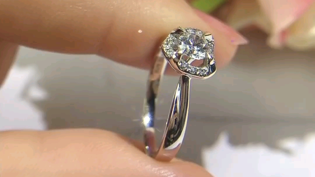 备婚的姐妹们,这款显大的心型戒托款式钻戒很哇塞哦,超级nice