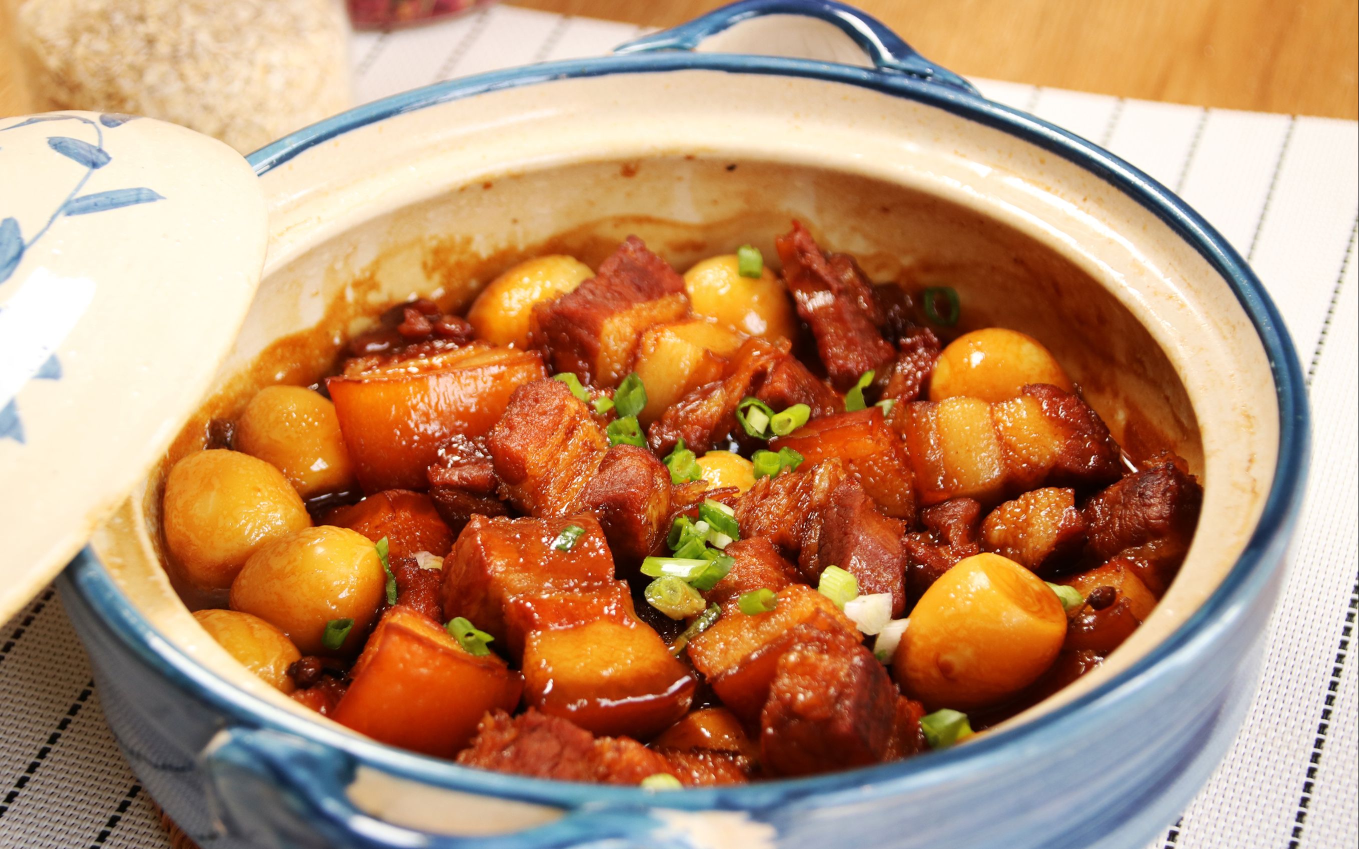 软糯q弹,入口即化的秘制红烧肉是年夜饭桌上不可缺少的一道硬菜