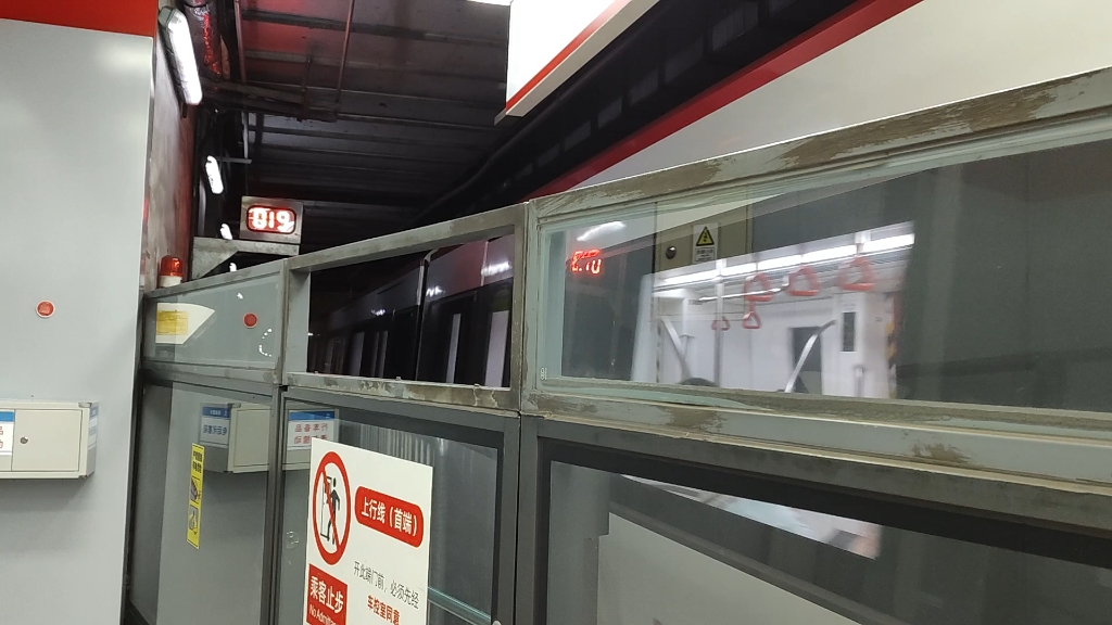 天津地铁1号线列车下瓦房出站