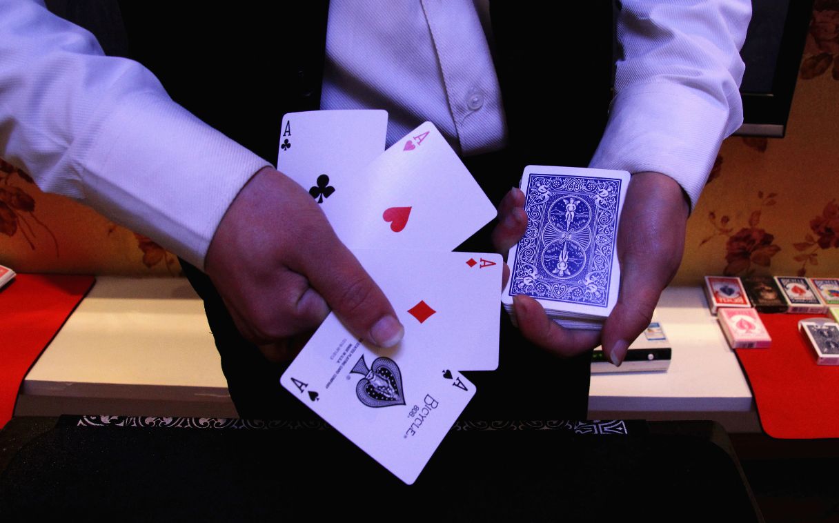 必学的一个扑克牌魔术!学会给媳妇表演!