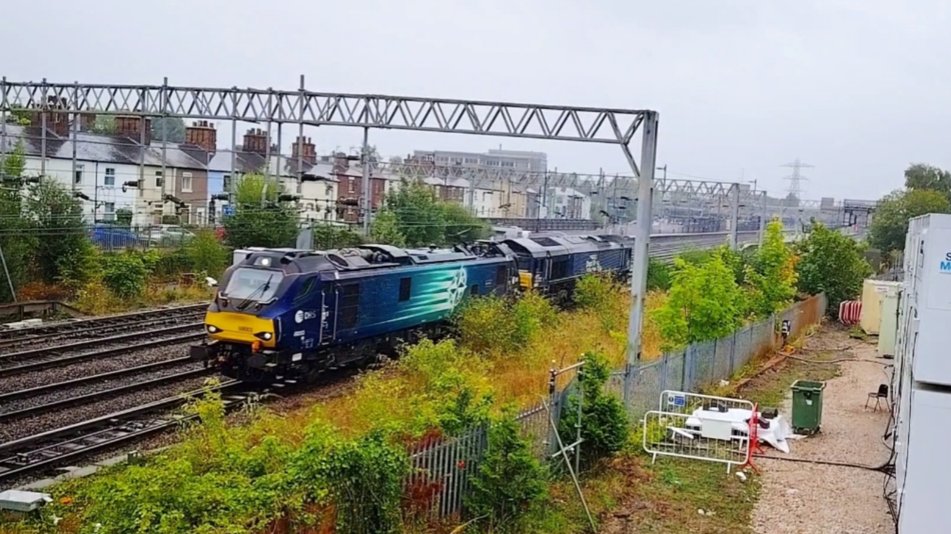 英国铁路88型电力机车"吉尼斯纪录"号牵引66型内燃机车担当接触网热滑