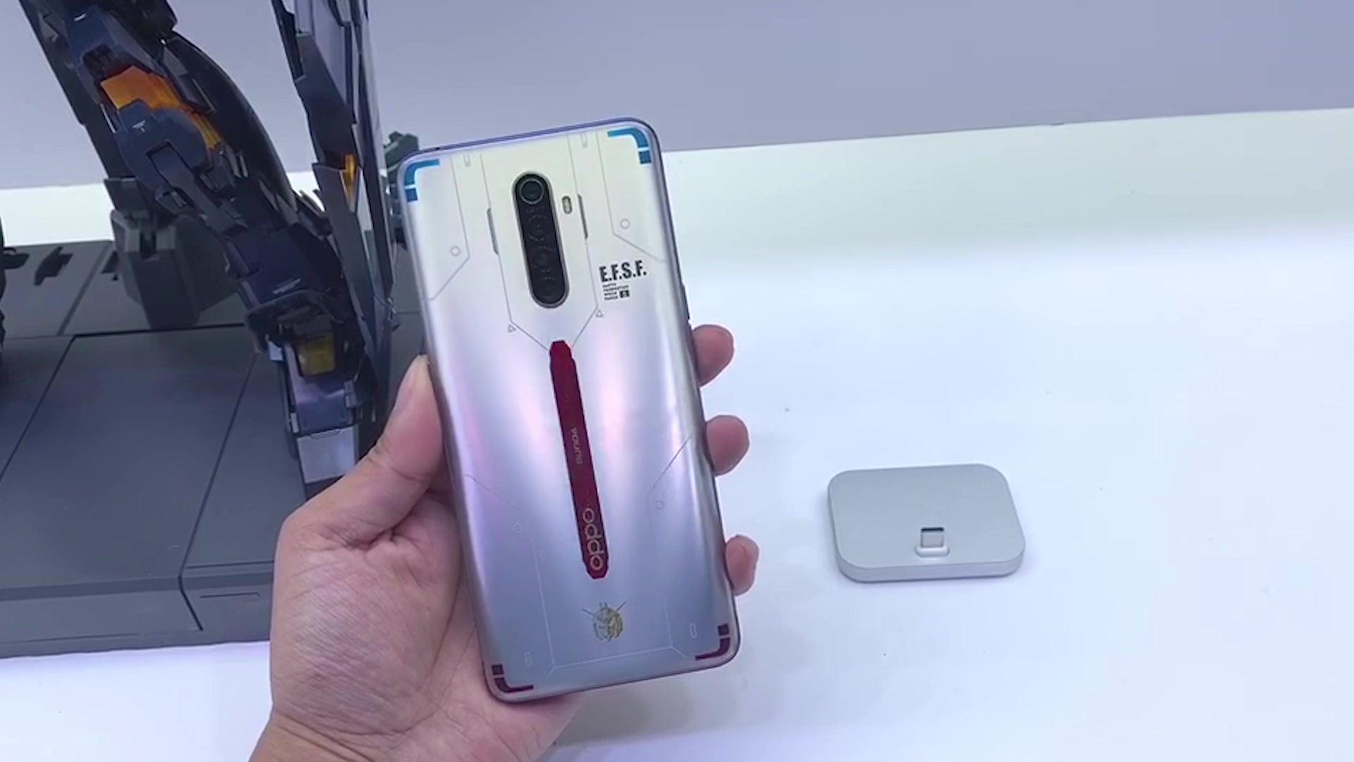 oppo reno ace高达限定版上手,后壳细节非常可以,太帅了!