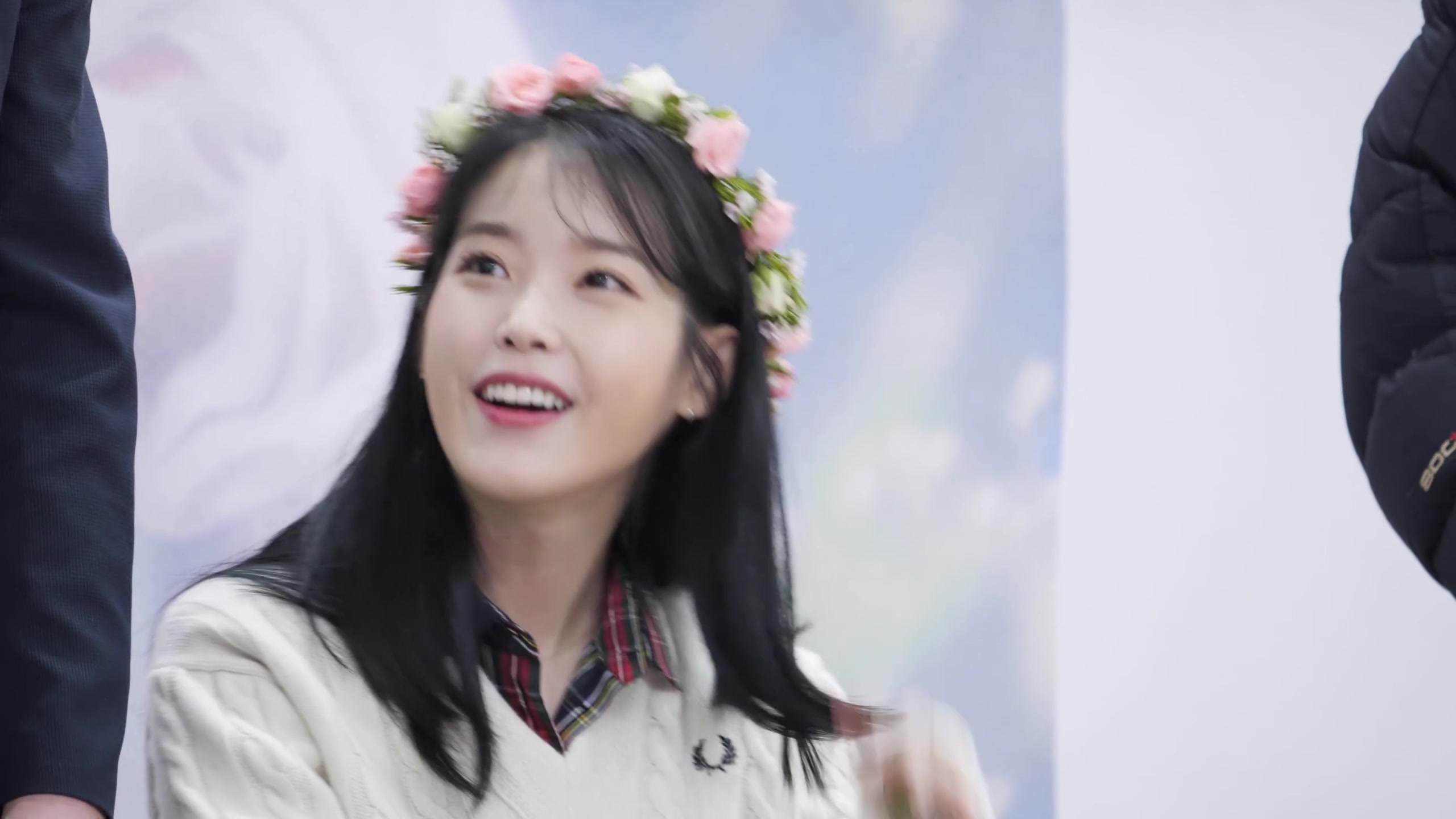 191127粉丝签名会因为粉丝的反应大笑的iu