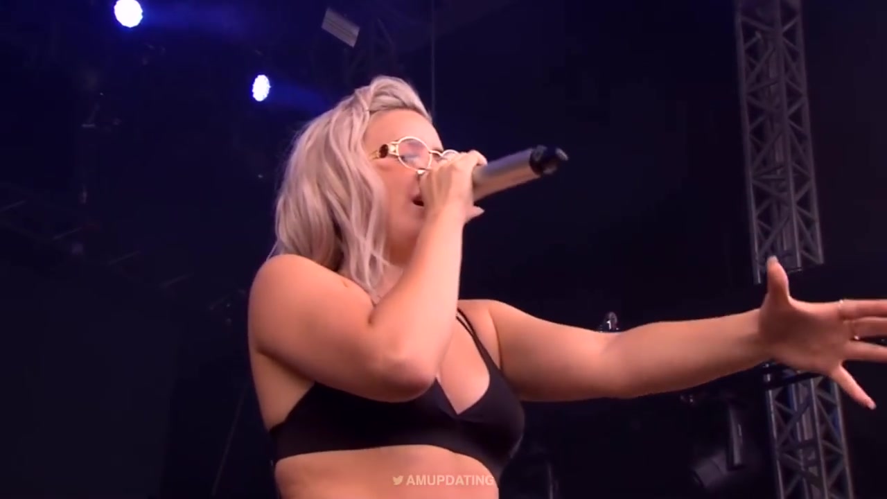 [图]Anne-Marie performing 'Ciao Adios' and 'Alarm' at V Festival 2017