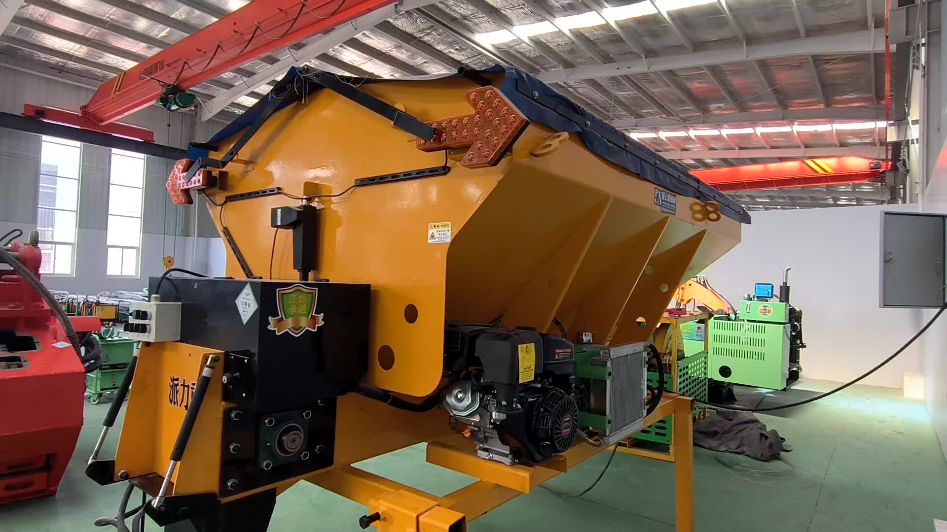 多功能融雪撒布机大型除雪撒盐设备中铠牵引式灰料撒布车