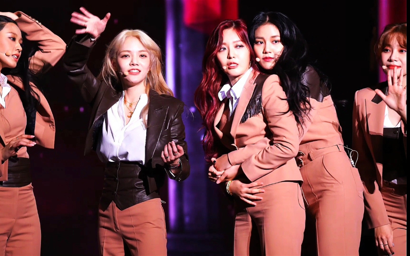 韩国女团aoa活动现场